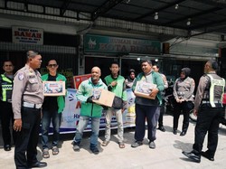 Polda Riau Salurkan Bansos, Air Bersih dan Bedah Rumah Jelang HUT Bhayangkara