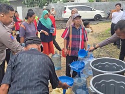 Polda Lampung Distribusikan 16 Ribu Liter Air Bersih ke Warga Pesawaran