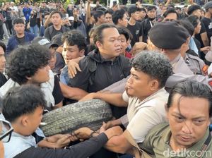 Polisi Amankan Ban yang Dibawa Mahasiswa dalam Aksi Tugu Digulis Pontianak