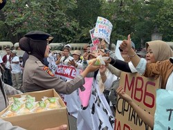 Aksi Humanis Polwan Negosiator Hadir Layani Massa Demo di Monas