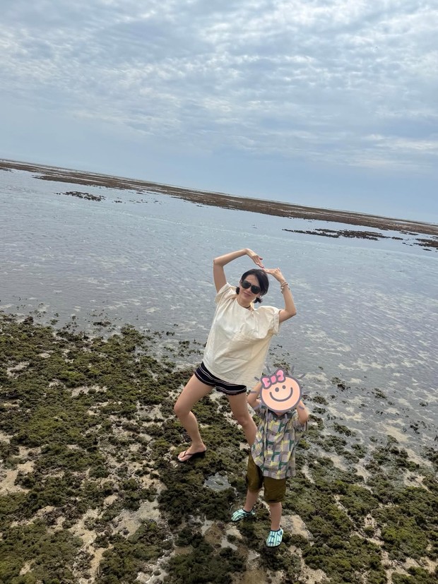 Hyun Bin diduga merupakan sosok dibalik sederet hasil foto yang mengabadikan momen manis Son Ye Jin dan Woo Jin.