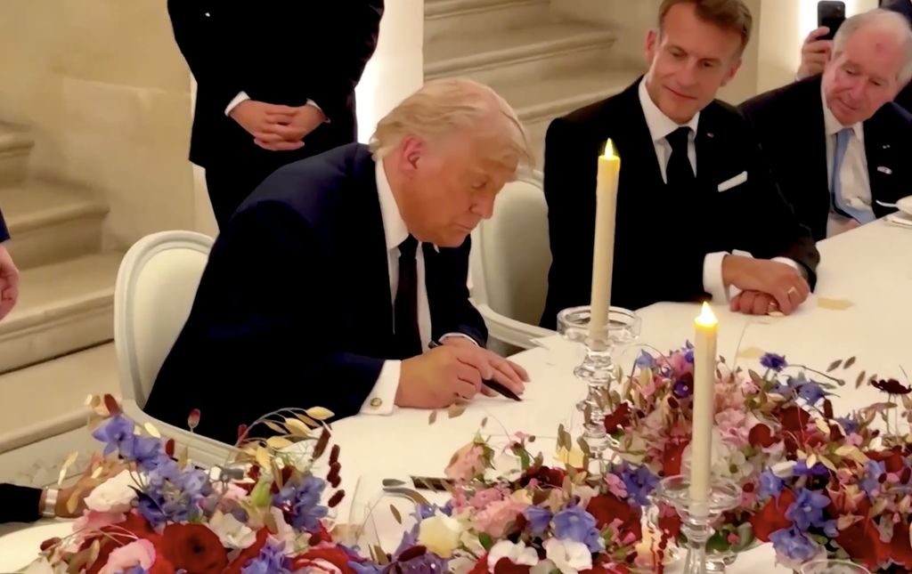 Presiden Amerika Serikat, Donald Trump, menandatangani Nota Kesepahaman Iran di Istana Versailles, Prancis, pada Rabu (17/6), sesaat sebelum menghadiri jamuan makan malam nan diselenggarakan oleh Presiden Prancis, Emmanuel Macron. (Tangkapan Layar Video Reuters/DAN SCAVINO/@SCAVINO47 VIA X)