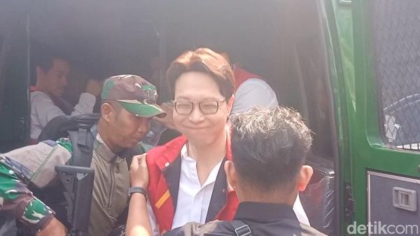 Senyum Richard Lee di Sidang Perdana Dugaan Pelangaran Perlindungan Konsumen