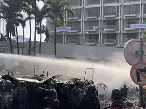 Video: Eksekusi Hotel Sultan Ricuh, Massa Simpatisan Melawan!