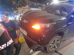 Mobil Tabrak Separator Jalur Transjakarta di Depan Terminal Pasar Senen