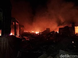 Puluhan Kios di Pasar Parluasan Siantar Terbakar