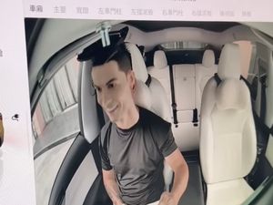 Cuma Modal Boneka Ronaldo-Messi, Sistem Autopilot Tesla Dikibulin!