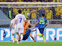 Momen Suporter Kolombia Berusaha Hibur Bocah Uzbekistan yang Menangis