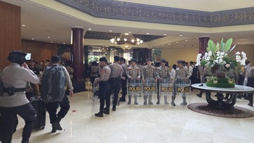 Suasana di Dalam Hotel Sultan Saat Eksekusi, Tamu Keluar Bawa Koper