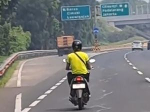 WNA Naik Motor Terobos Tol Pasteur gegara Google Maps