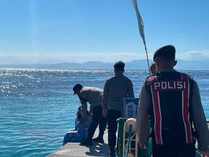 Heboh Wisatawan Wanita Ancam Terjun ke Laut di Pelabuhan Nusa Penida