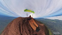 Hike and Fly, Pilot Paralayang Menari di Atap Sumatera