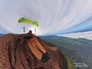 Hike and Fly, Pilot Paralayang Menari di Atap Sumatera