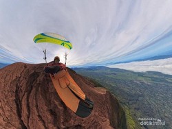 Hike and Fly, Pilot Paralayang Menari di Atap Sumatera