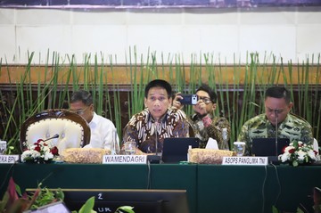 Wamendagri Tekankan Sinergi Antarwilayah untuk Kendalikan Karhutla
