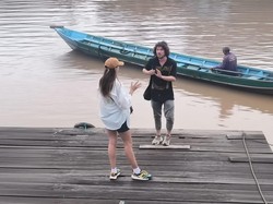Saat Susur Sungai Arut, YouTuber Meksiko Malah Terpukau Jamban Terapung