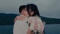 7 Foto Pemain Bola Asnawi Mangkualam Lamar Kekasih, Romantis di Danau Bali