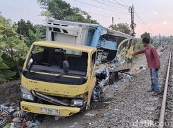 Truk Boks Tersambar KA Pangrango di Sukabumi, 1 Tewas- 2 Luka Berat