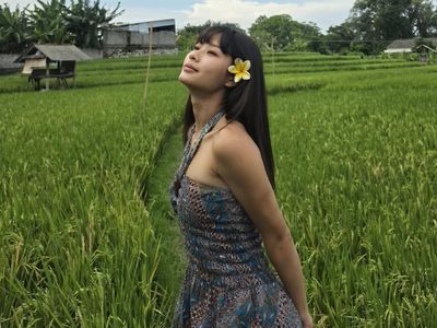 Udah Siap Belum? Nih Potret Christy No Na Asyik Main di Sawah