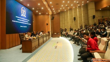 Dasco Telepon Nanik saat Mahasiswa Sampaikan Aspirasi soal MBG di DPR