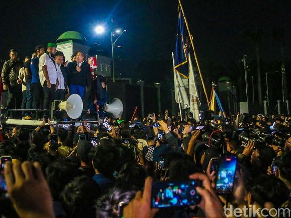 Dasco-Saan Mustopa Temui Massa, DPR Janji Sampaikan Aspirasi