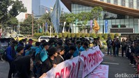 Massa Mahasiswa Demo di Patung Kuda Jakpus, Minta Diskusi dengan Pemerintah
