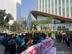 Massa Mahasiswa Demo di Patung Kuda Jakpus, Minta Diskusi dengan Pemerintah