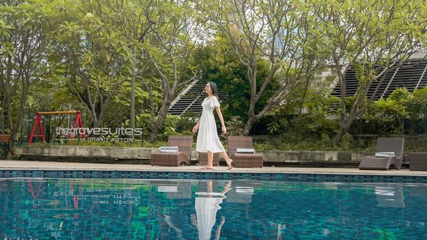 Kolam renang di The Grove Suites by Grand Aston. Foto Dok: Archipelago Hotels