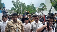 Temui Massa Aksi, Gubsu Bobby: Anak-anak dan Ortu Respons Positif MBG