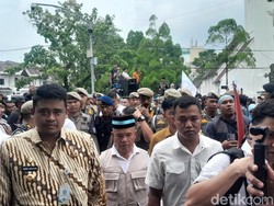 Temui Massa Aksi, Gubsu Bobby: Anak-anak dan Ortu Respons Positif MBG