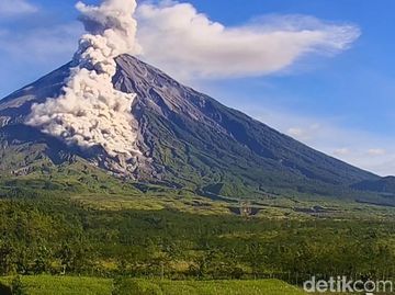 Penampakan Gunung Semeru Saat Erupsi Luncurkan Awan Panas 4,5 Km