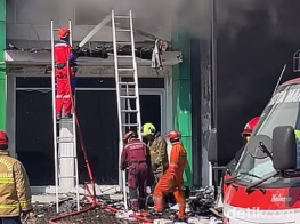 2 Gudang Terbakar di Pergudangan Parangloe Makassar, Api Masih Menyala