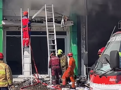 2 Gudang Terbakar di Pergudangan Parangloe Makassar, Api Masih Menyala