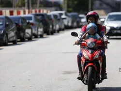 Dihujat karena Ajak Anak Kerja, Kisah Pengantar Makanan Ini Bikin Haru