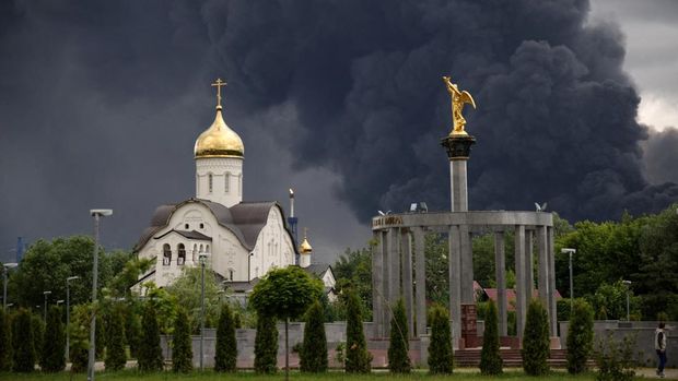 Kondisi langit Moskow gelap gegara kepulan asap hitam pekat yang dipicu oleh kebakaran dan ledakan kilang miinyak yang dihantam drone Ukraina