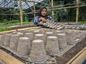 Kreasi Daur Ulang Kertas Buka Peluang Usaha Warga