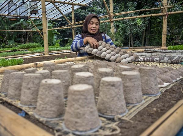 Kreasi Daur Ulang Kertas Buka Peluang Usaha Warga