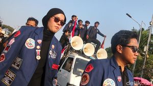 Massa Mahasiswa Gelar Aksi Tritura di Depan DPR