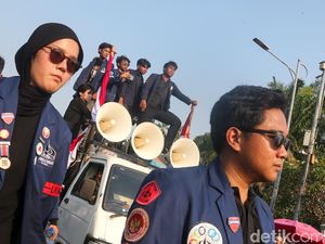 Massa Mahasiswa Gelar Aksi Tritura di Depan DPR