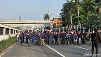 Massa Mahasiswa Demo Depan Gedung DPR, Bawa Bendera hingga Boneka