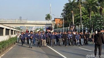 Massa Mahasiswa Demo Depan Gedung DPR, Bawa Bendera hingga Boneka