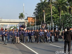 Massa Mahasiswa Demo Depan Gedung DPR, Bawa Bendera hingga Boneka