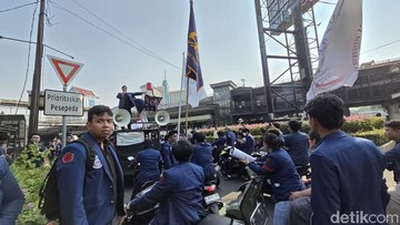 Hendak Demo, Mahasiswa Trisakti Konvoi Menuju Gedung DPR