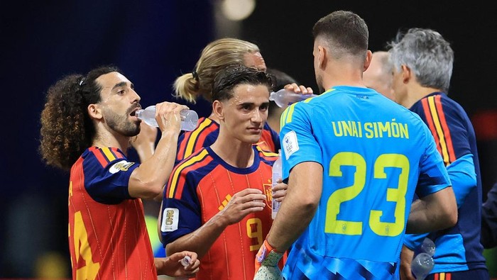 Soccer Football - FIFA World Cup 2026 - Group H - Spain v Cape Verde - Atlanta Stadium, Atlanta, Georgia, U.S. - June 15, 2026 Spains Gavi, Marc Cucurella and Unai Simon during the hydration break REUTERS/Siphiwe Sibeko