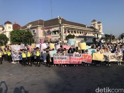 Muncul Massa Bela MBG di Titik Nol Km Jogja, Aksi Sebentar Lalu Bubar
