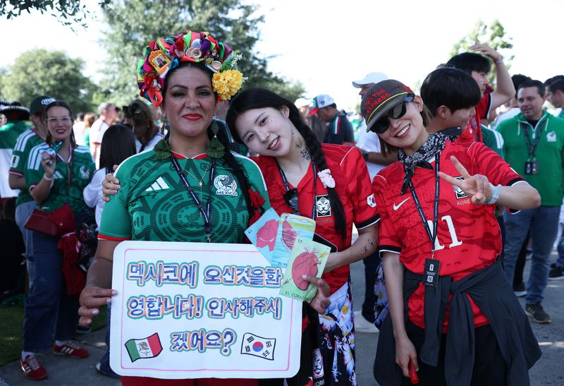 Meksiko, Korea Selatan Soccer Football - FIFA World Cup 2026 - Group A - Mexico v South Korea - Estadio Guadalajara, Guadalajara, Mexico - June 18, 2026 Mexico and South Korea fans outside the stadium before the match REUTERS/Paul Childs