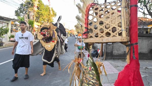 Menjaga Tradisi Galungan Lewat Ngelawang Keliling Kampung