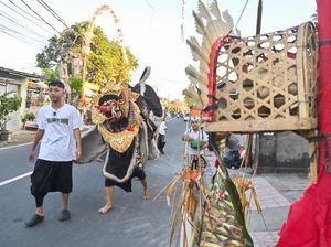 Menjaga Tradisi Galungan Lewat Ngelawang Keliling Kampung