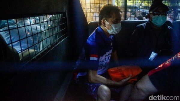 Momen Roy Suryo-dr Tifa Dibawa ke RS Polri untuk Cek Kesehatan