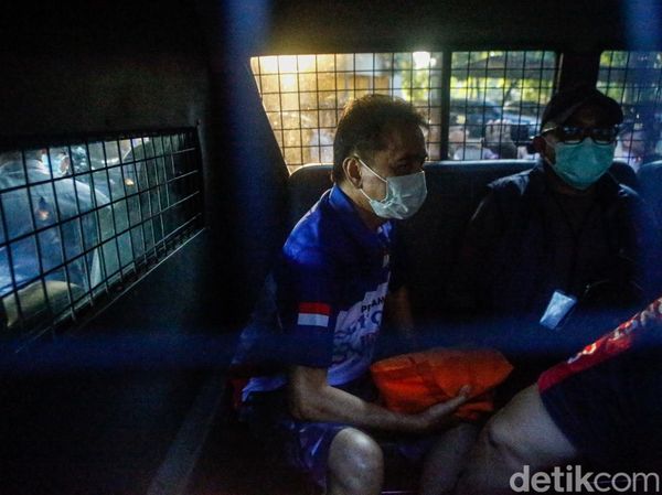Momen Roy Suryo-dr Tifa Dibawa ke RS Polri untuk Cek Kesehatan